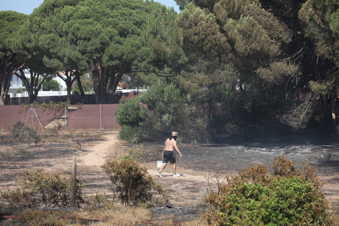 Fotos: Los vecinos se vuelcan para sofocar el incendio de Chiclana