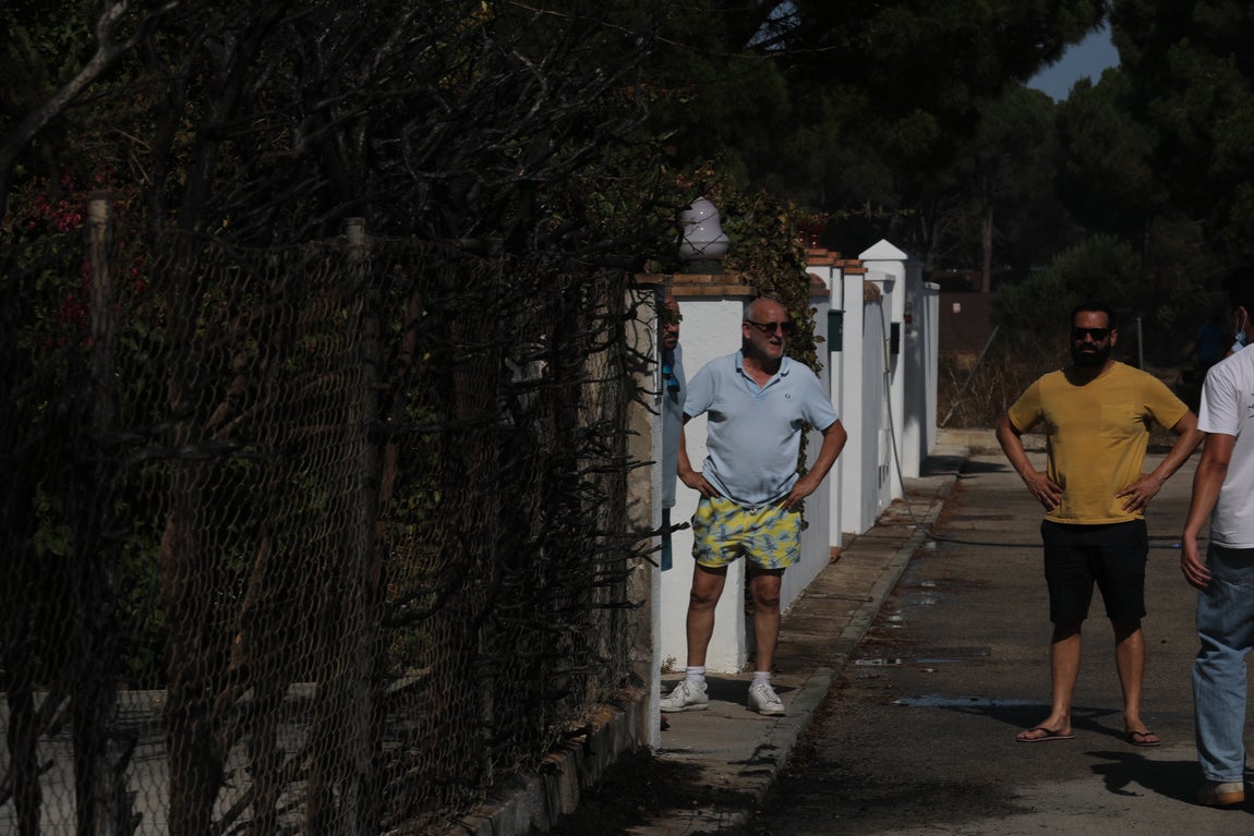 Fotos: Los vecinos se vuelcan para sofocar el incendio de Chiclana