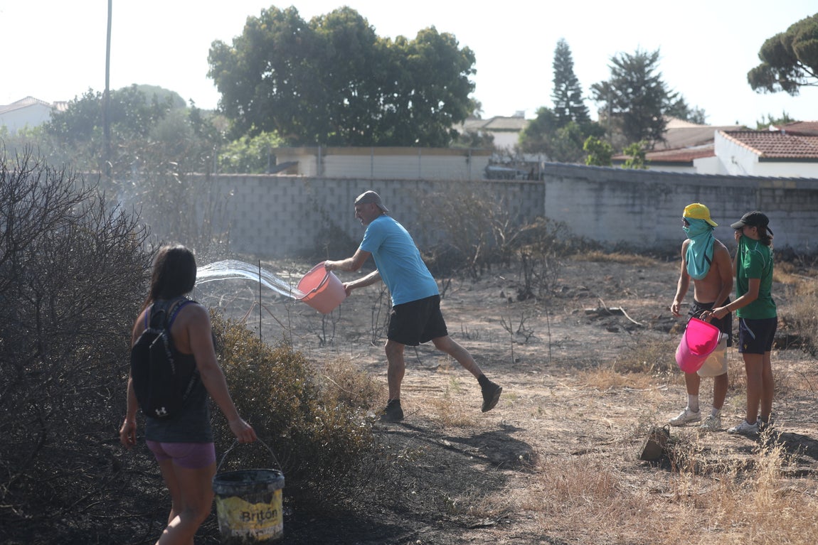Fotos: Los vecinos se vuelcan para sofocar el incendio de Chiclana