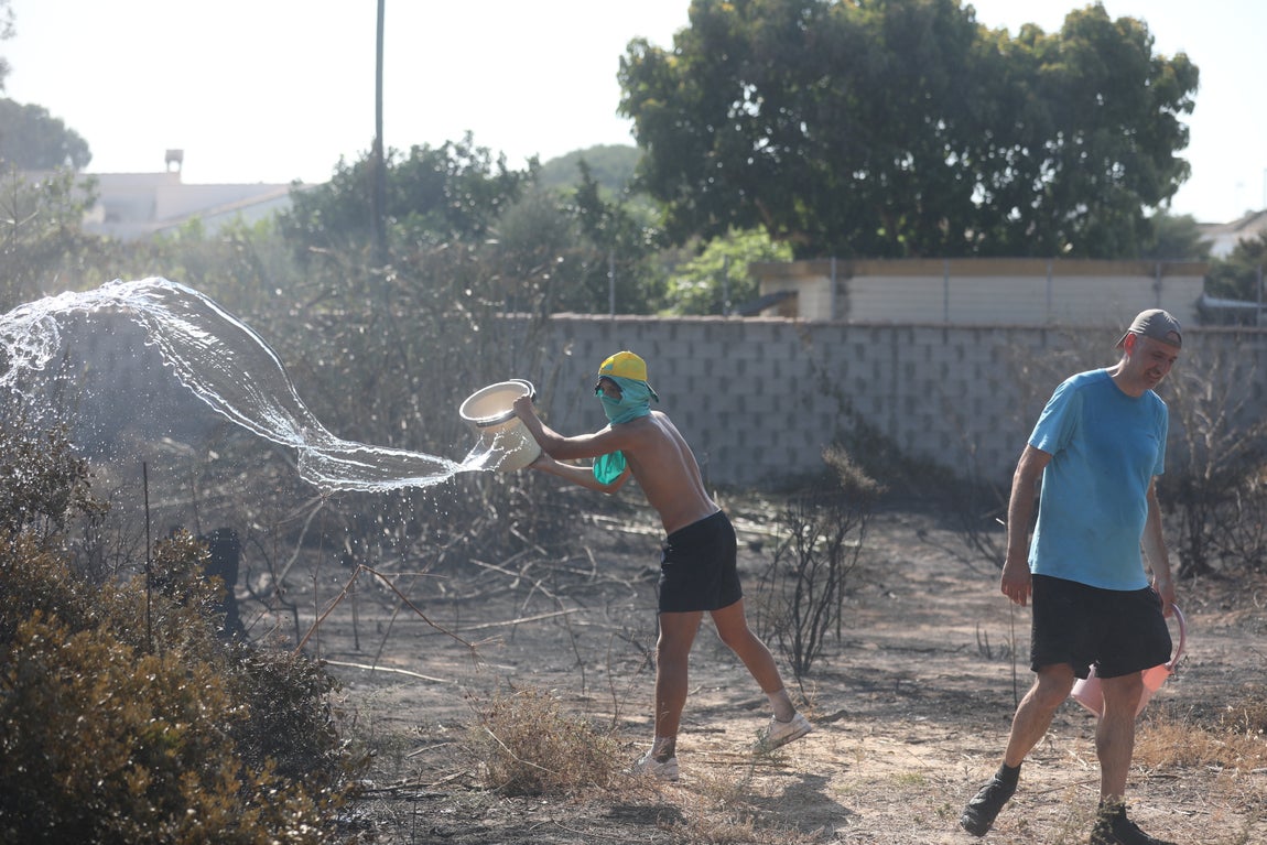 Fotos: Los vecinos se vuelcan para sofocar el incendio de Chiclana