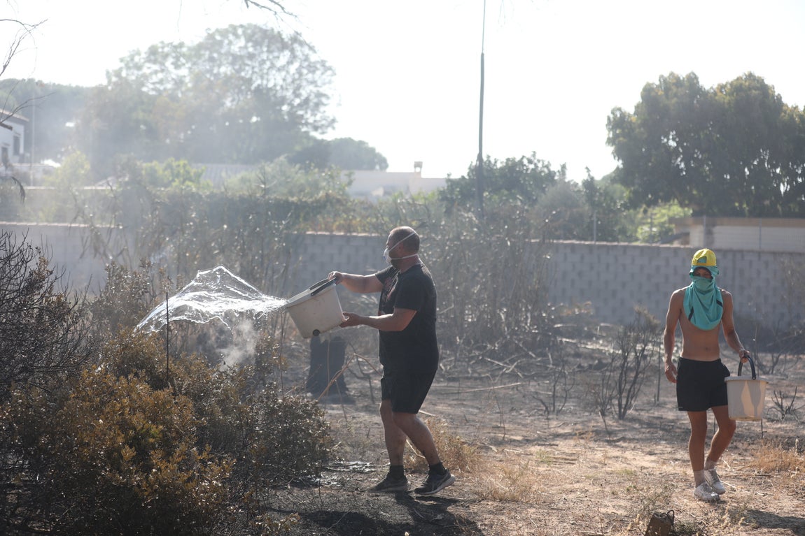 Fotos: Los vecinos se vuelcan para sofocar el incendio de Chiclana