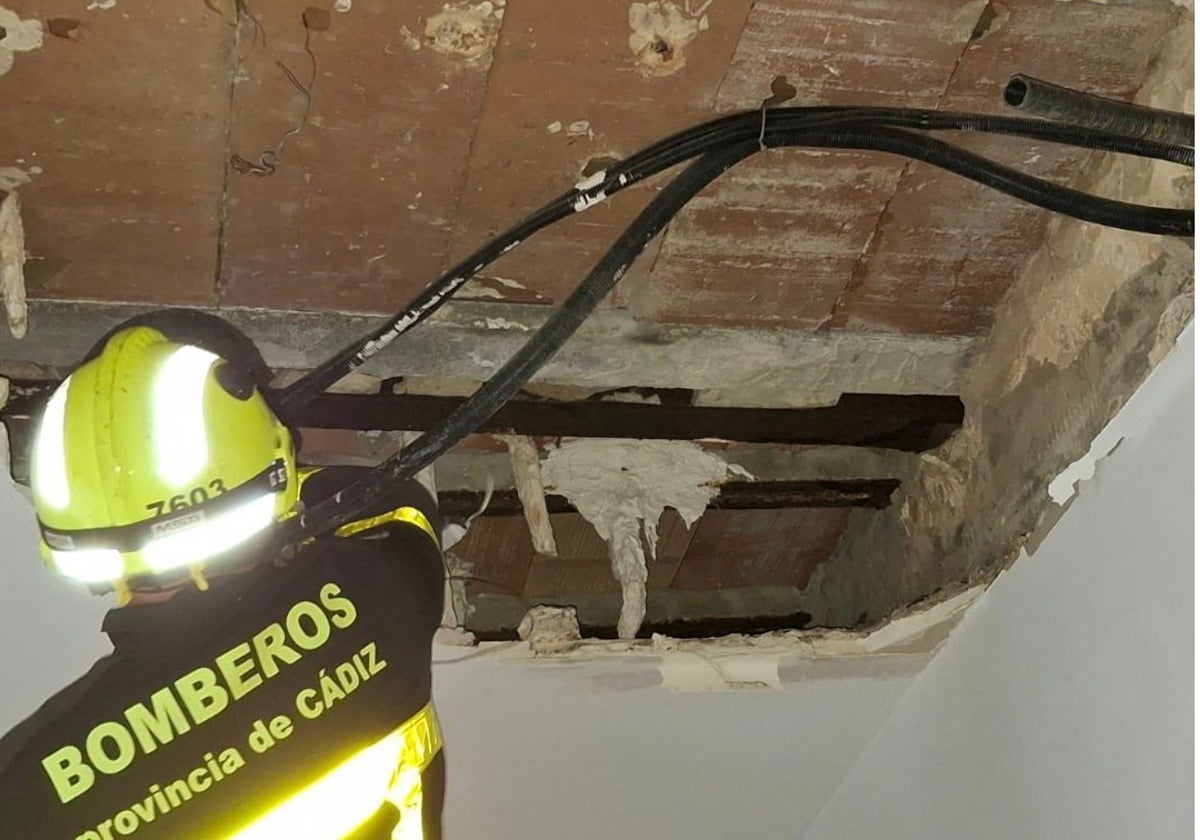 Cae parte del techo de una vivienda en la calle Vea Murgía en Cádiz