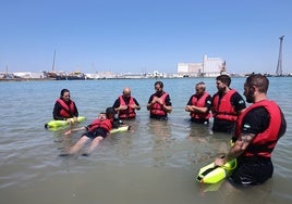 Simulacro convertido en realidad  tras encallar una embarcación en la playa de Santa María del Mar de Cádiz
