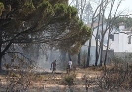 24 horas después del incendio de Chiclana: «Por un momento pensé que lo perdíamos todo»