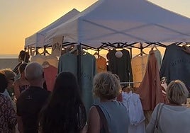 La playa de Cádiz en la que puedes visitar un market que vende productos únicos y exclusivos: ubicación y horarios