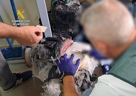 La Guardia Civil aborta un alijo de 220 kilos de cocaína en Barbate: un detenido y un arma de guerra incautada