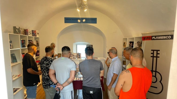 Internos de Puerto III del club de lectura visitan la Feria del Libro de Cádiz