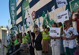 El déficit crónico de enfermeras tensiona la atención sanitaria en la provincia de Cádiz en pleno verano