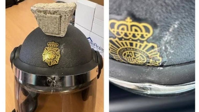 Imagen del casco del agente de la UPR que recibió el impacto del adoquín