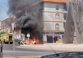 Un coche sale ardiendo en Puerto Real en la rotonda de la Avenida de la Diversidad