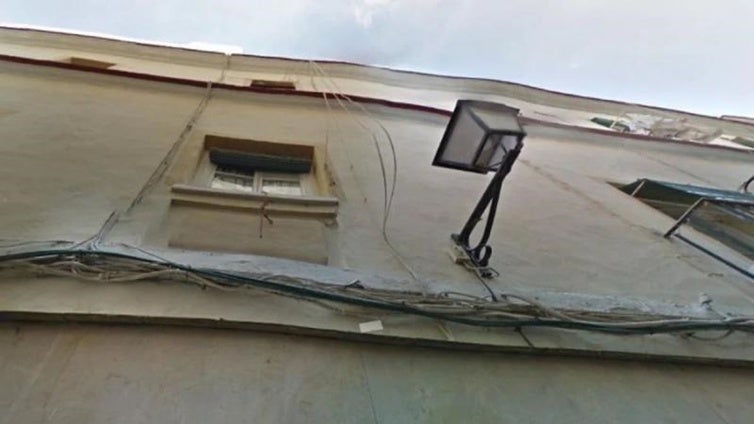El intento frustrado de la Sareb de desahuciar a un vecino en la finca de Javier de Burgos, 19 en Cádiz