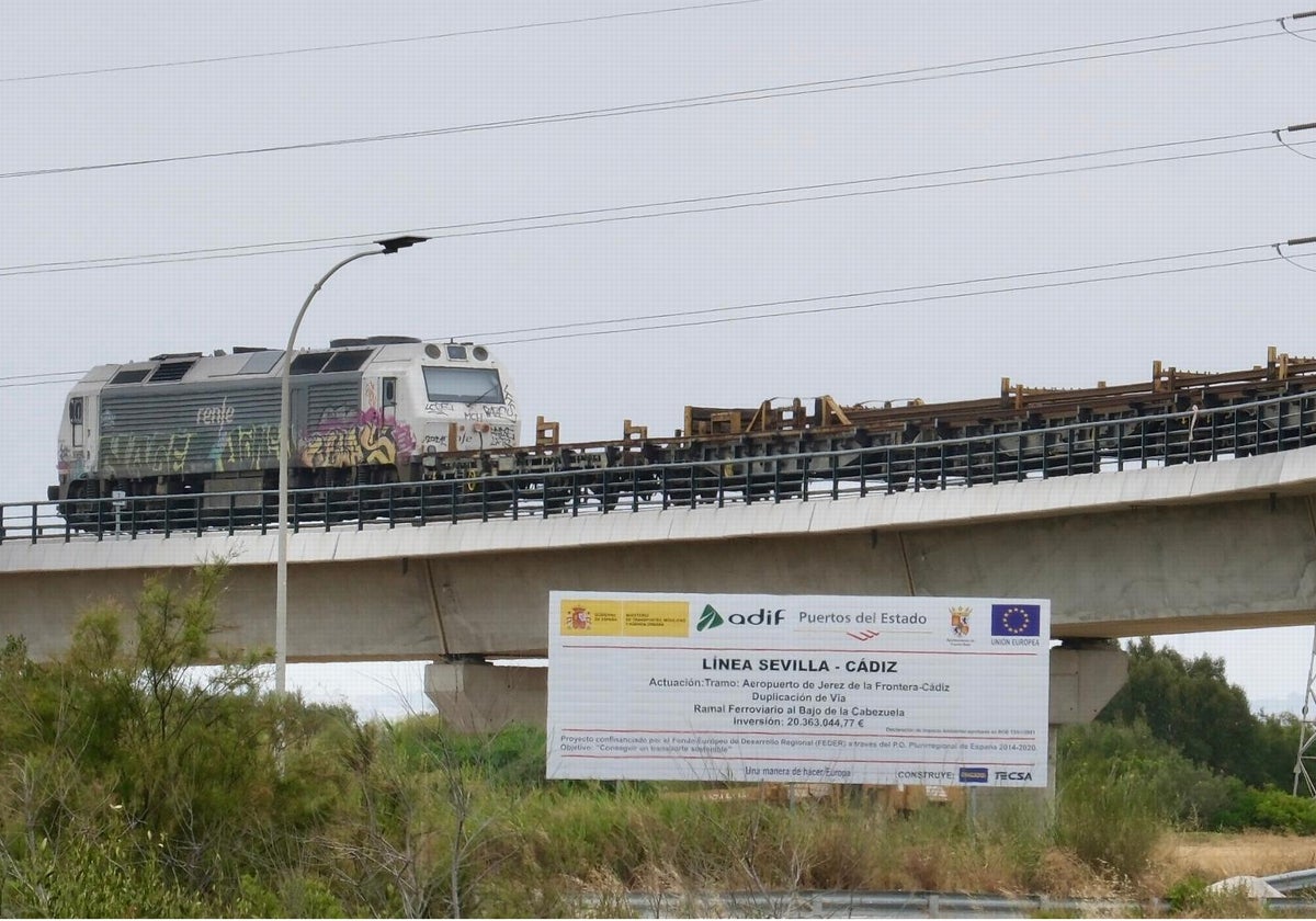 Una locomotora con vagones de carga circula por el nuevo trazado ferroviario de La Cabezuela