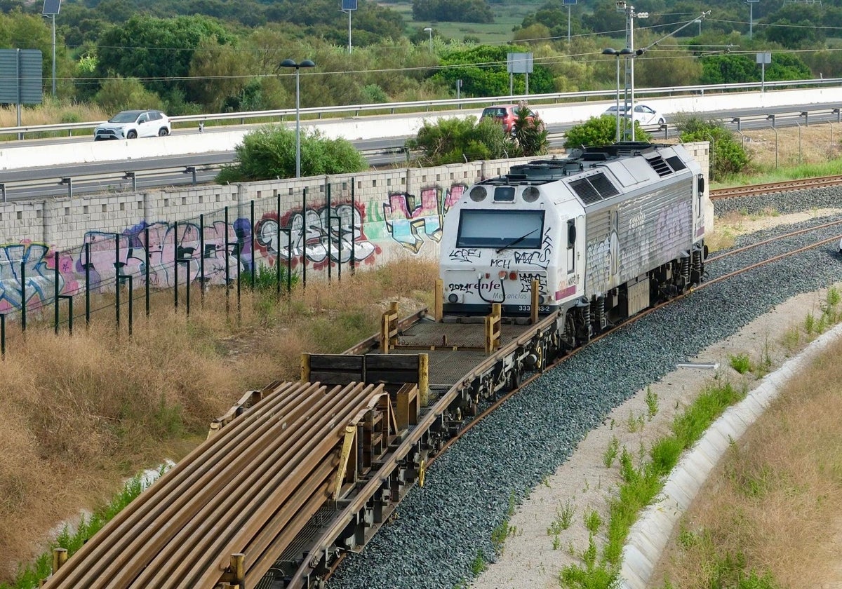 Imagen de la locomotora que ha estrenado el trazado de La Cabezuela