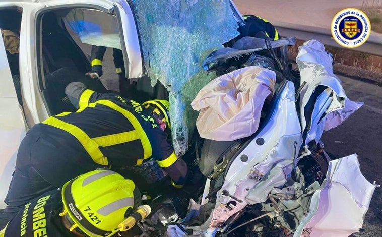 Imagen principal - Tragedia en la carretera de Cádiz: Tres muertos y un herido tras una colisión frontal entre un coche y una furgoneta en Arcos