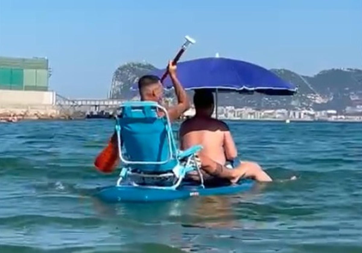 Paddle relax contra el calor en aguas de Cádiz: el ingenio que no cesa