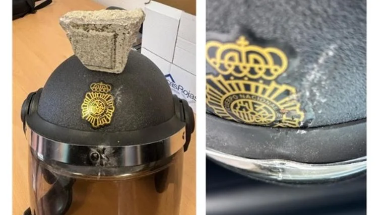 Estado en el que quedó el casco del agente tras la agresión
