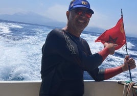 Cruzar el Estrecho a nado y con la visita inesperada de calderones: el reto «inolvidable» del chiclanero Jesús Gómez