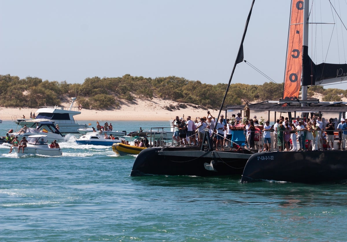 Salida de la procesión marítima por el caño de Sancti Petri