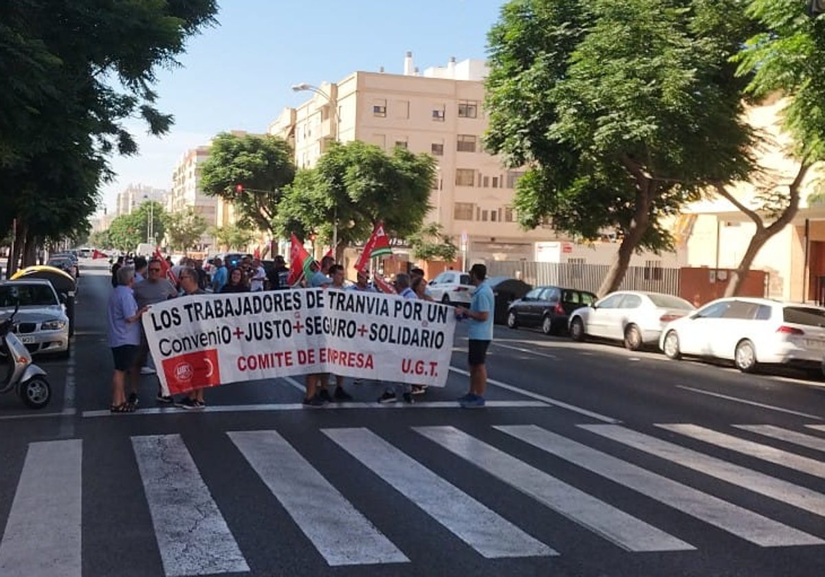 Protesta de los conductores de autobús por la avenida principal de Cádiz