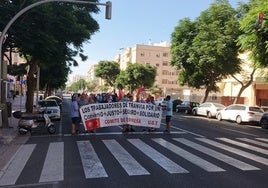 Protesta de los conductores de autobús por la avenida principal de Cádiz