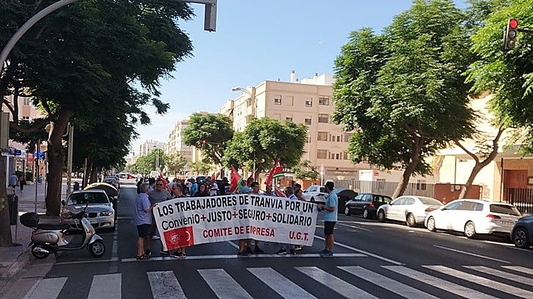 La huelga en el transporte urbano de Cádiz sube de tono tras nueve días de paros y manifestaciones