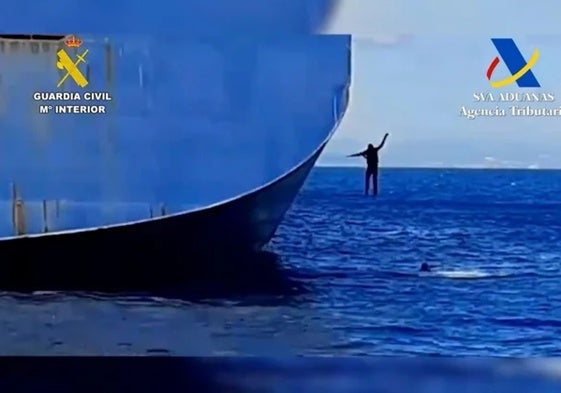 Unos polizones saltan en alta mar desde un portacontenedores.