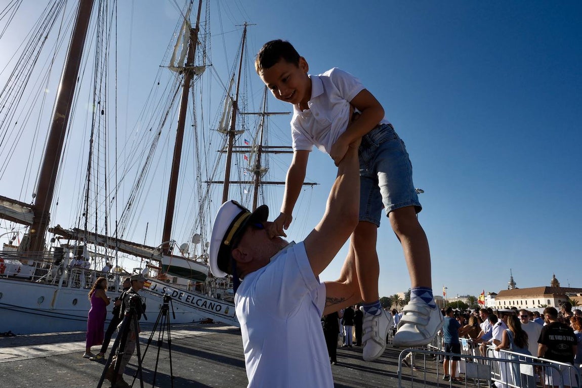 Fotos: Emotivo recibimiento a la dotación del &#039;Elcano&#039; en Cádiz