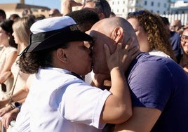 Fotos: Emotivo recibimiento a la dotación del 'Elcano' en Cádiz