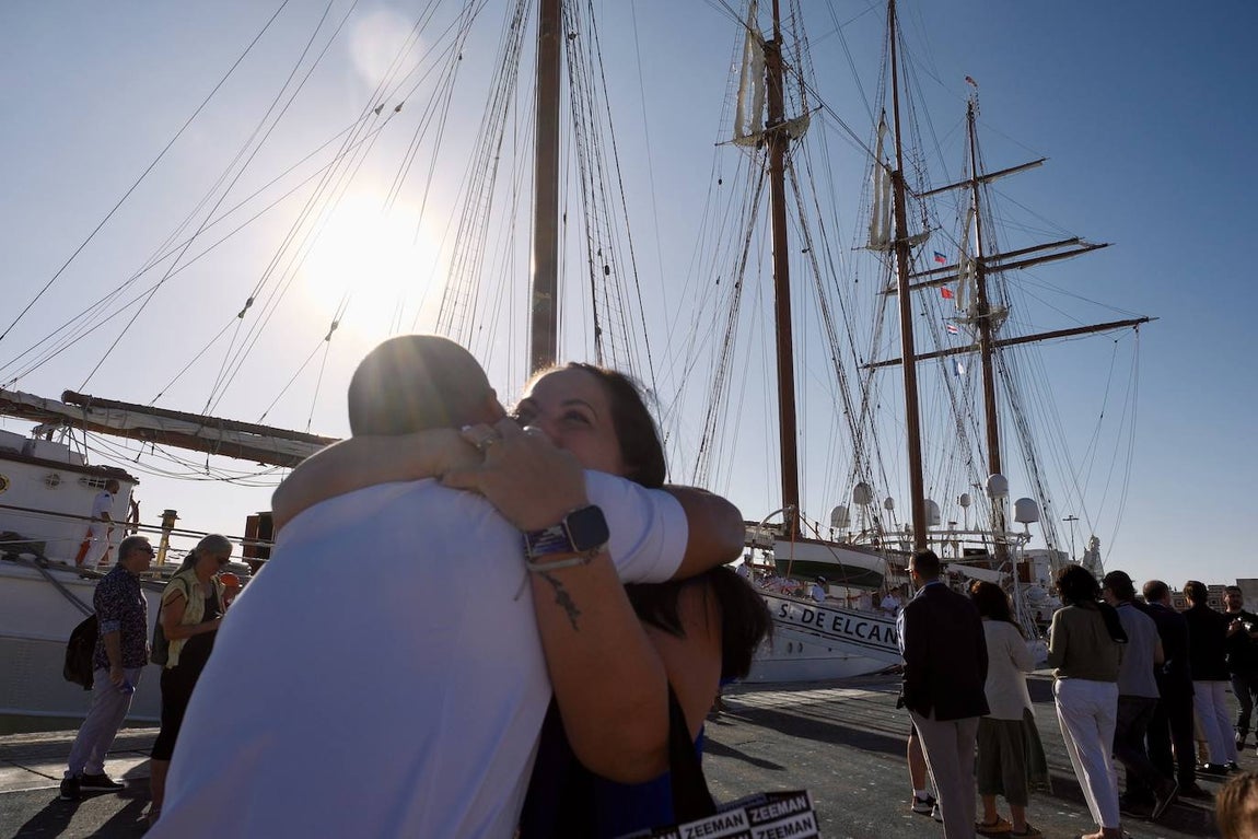 Fotos: Emotivo recibimiento a la dotación del &#039;Elcano&#039; en Cádiz