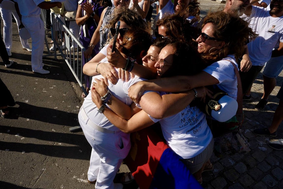 Fotos: Emotivo recibimiento a la dotación del &#039;Elcano&#039; en Cádiz