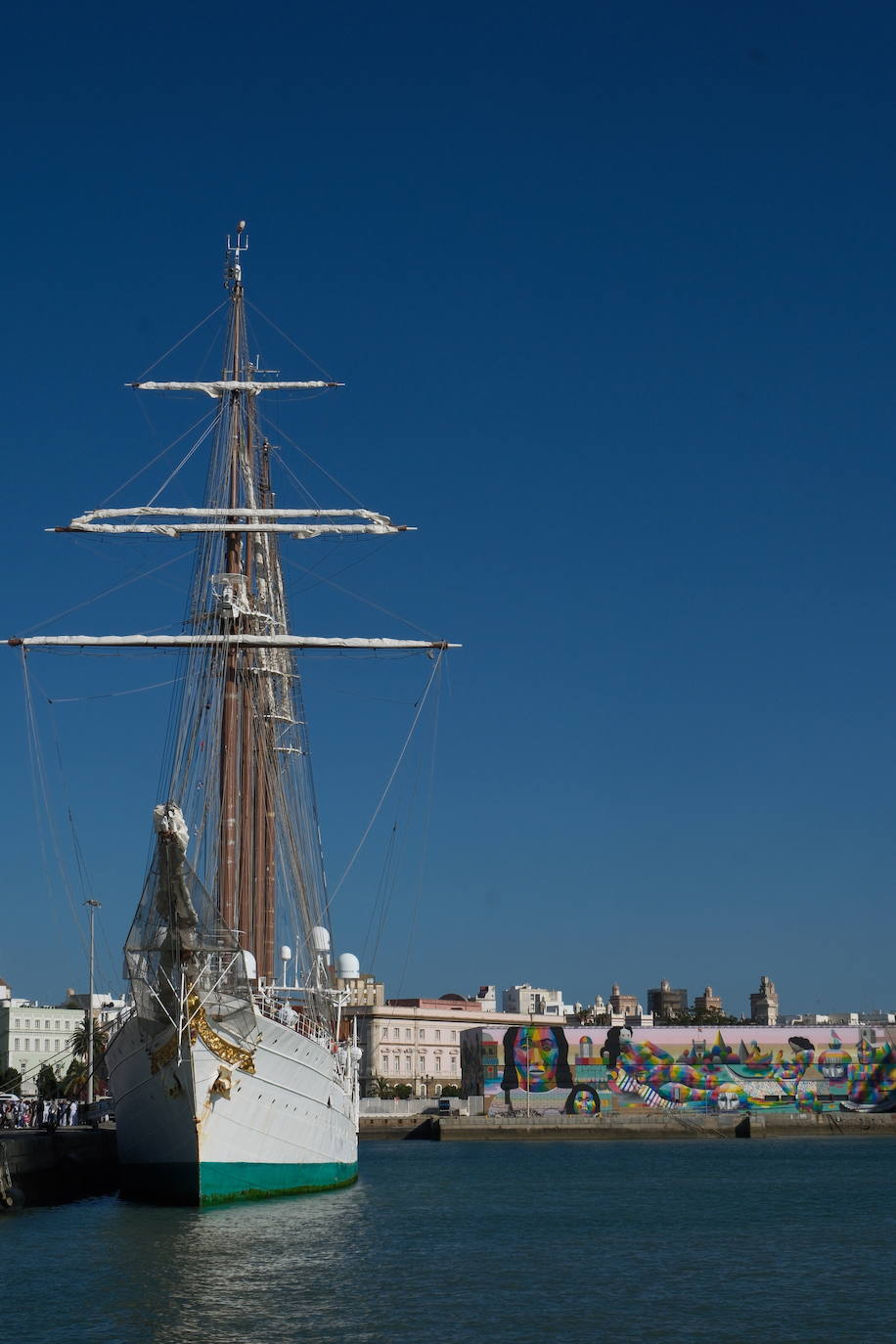 Fotos: Emotivo recibimiento a la dotación del &#039;Elcano&#039; en Cádiz