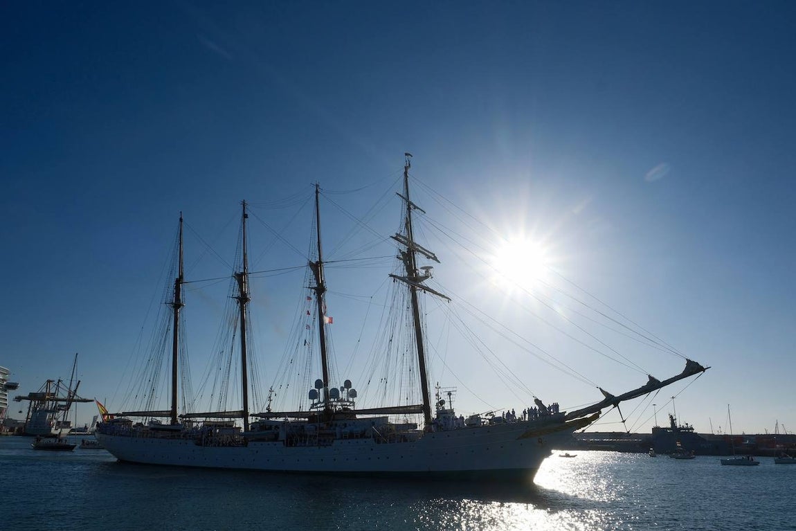 Fotos: Emotivo recibimiento a la dotación del &#039;Elcano&#039; en Cádiz