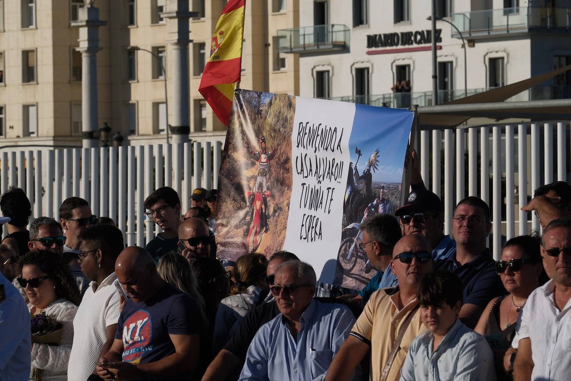 Fotos: Emotivo recibimiento a la dotación del &#039;Elcano&#039; en Cádiz