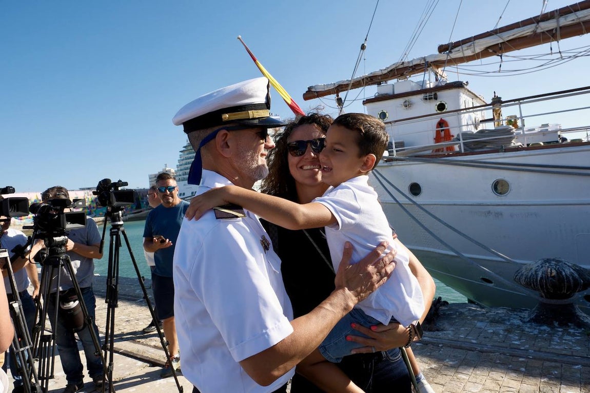 Fotos: Emotivo recibimiento a la dotación del &#039;Elcano&#039; en Cádiz