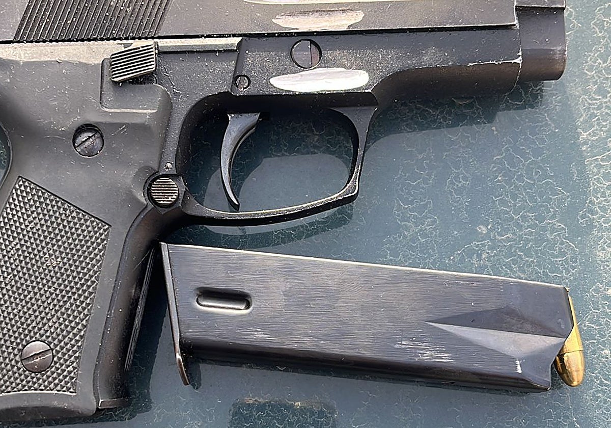 Detenida una pareja en Barbate que viajaba con sus tres hijos y una pistola cargada de balas en un Mercedes