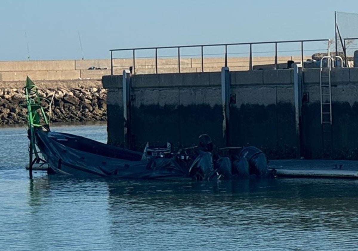 La semirrígida con la boya incrustrada en la proa, en el puerto de Chipiona donde fue trasladada.