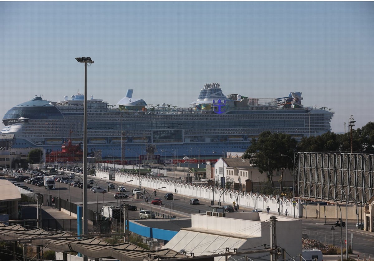 El impresionante Star of the Seas, atracado en el muelle comercial del astillero de Cádiz