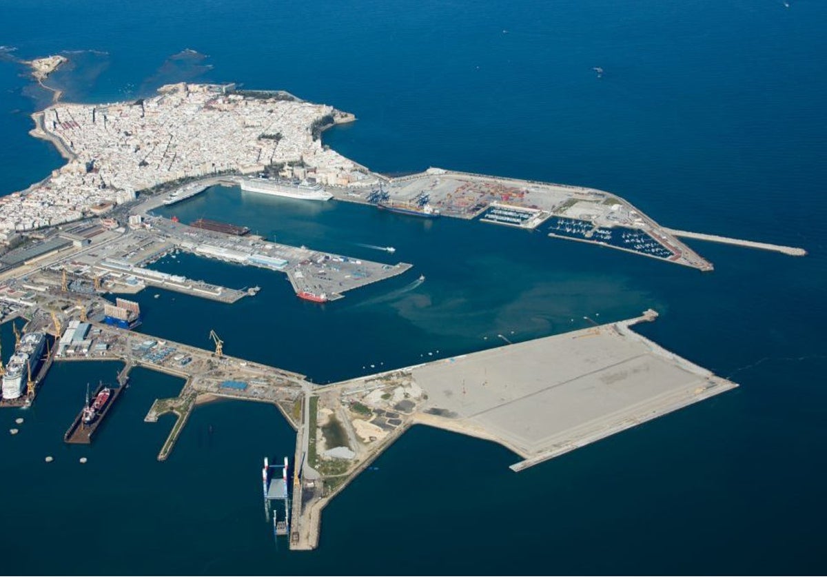 A la derecha, aspecto de la ampliación de la nueva terminal de contenedores