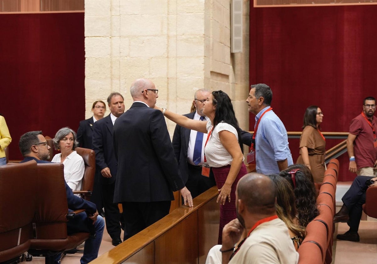 Momento en el que padres de alumnos del CEIP El Colorado se marchan al grito de «qué vergüenza»