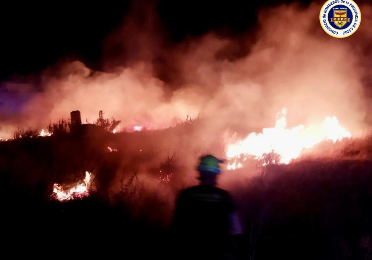 Alerta por un incendio en Chiclana próximo a un transformador eléctrico
