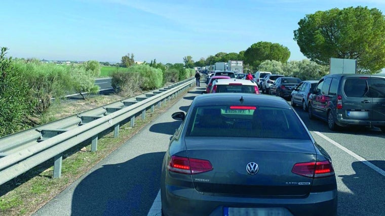 «Se nota que Pedro Sánchez viaja en Falcon»: continúan los atascos kilométricos de la autopista