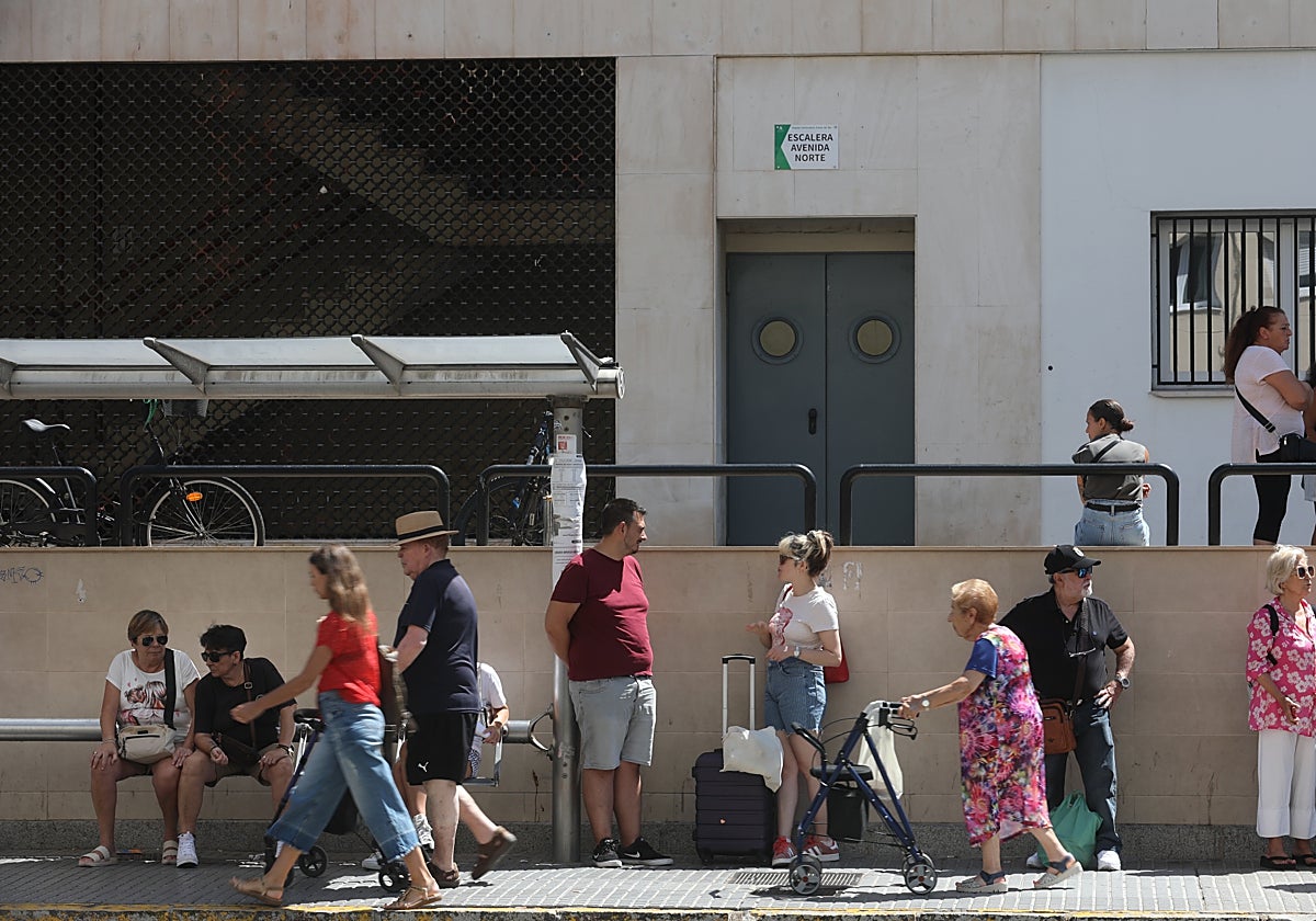 Colas en las paradas de los autobuses urbanos de Cádiz