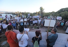 Vecinos de El Puerto se manifiestan contra el que llaman «turismo de borrachera»