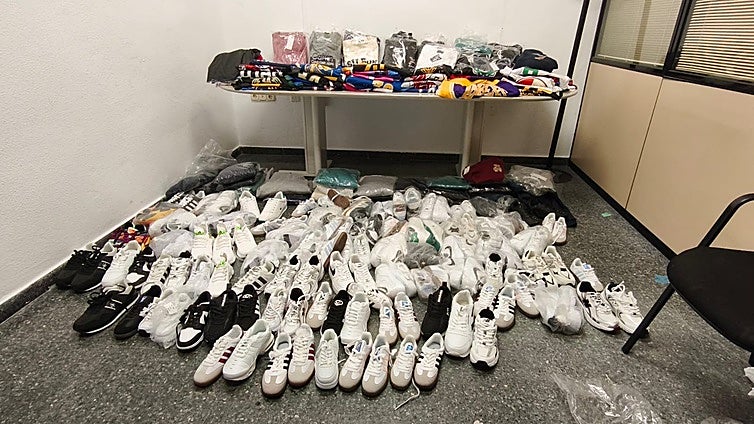 Intervenido casi medio millar de artículos falsificados en el Paseo Marítimo de Valdelagrana