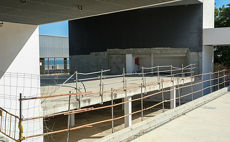 Imagen principal - Ariiba, el teatro del Patque Genovés. Abajo a la izquierda, aparcamientos en el Cementerio y abajo a la derecha, fachada Policía Local.