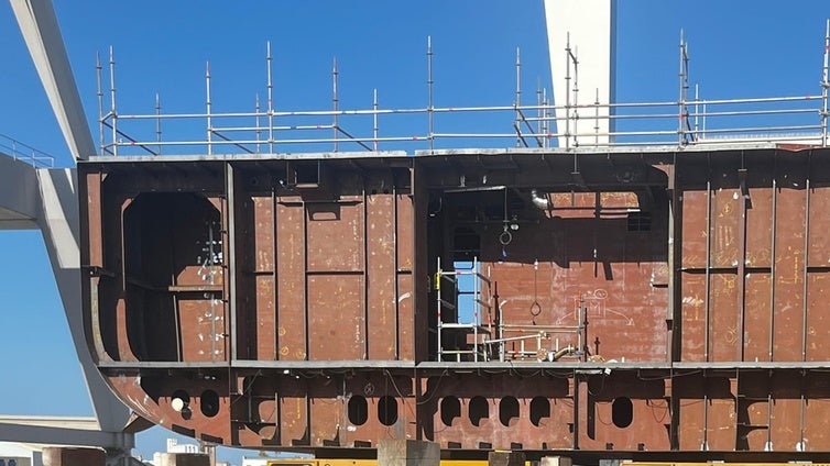 La primera estructura del BAM de apoyo a submarinos ya emerge en Puerto Real
