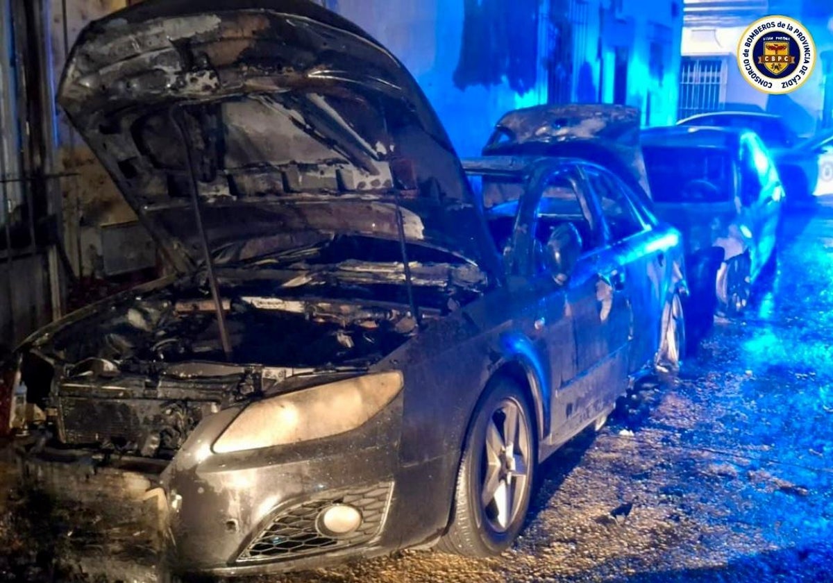 Arden de madrugada dos coches en plena calle en Puerto Real y el fuego afecta a viviendas colindantes