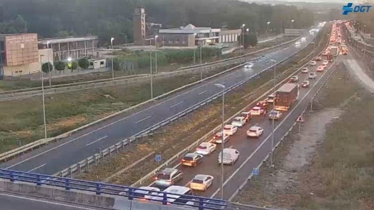 Un accidente provoca retenciones kilométricas en una autovía de Cádiz en plena operación salida