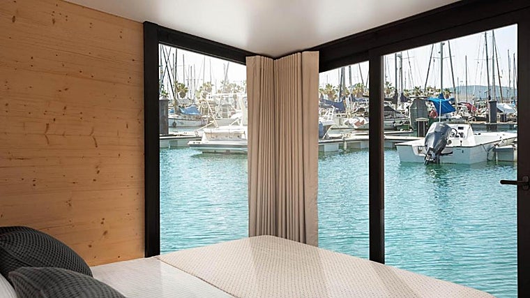 Dormir en una casa flotante es posible en este municipio de Cádiz: así es el alojamiento más curioso de la costa