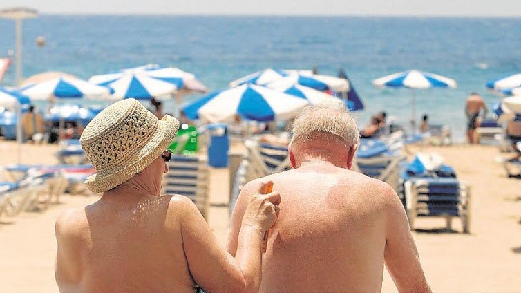 Investigan el impacto de las cremas solares sobre las praderas marinas de la Bahía de Cádiz